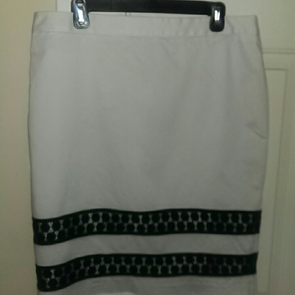 Modern Lace Trim Skirt - Picture 2 of 4