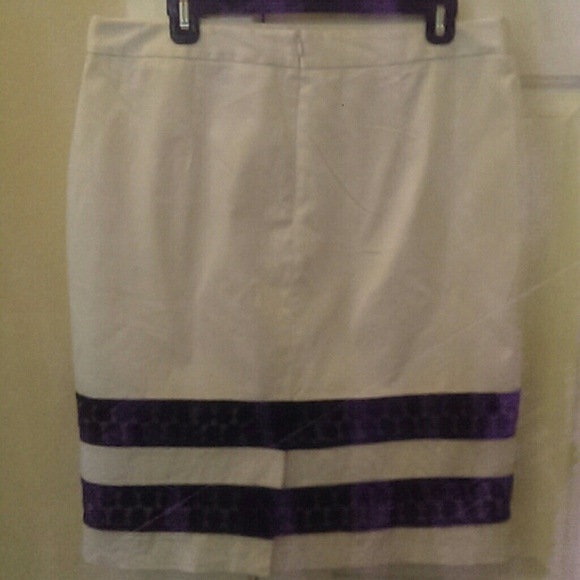 Modern Lace Trim Skirt - Picture 4 of 4