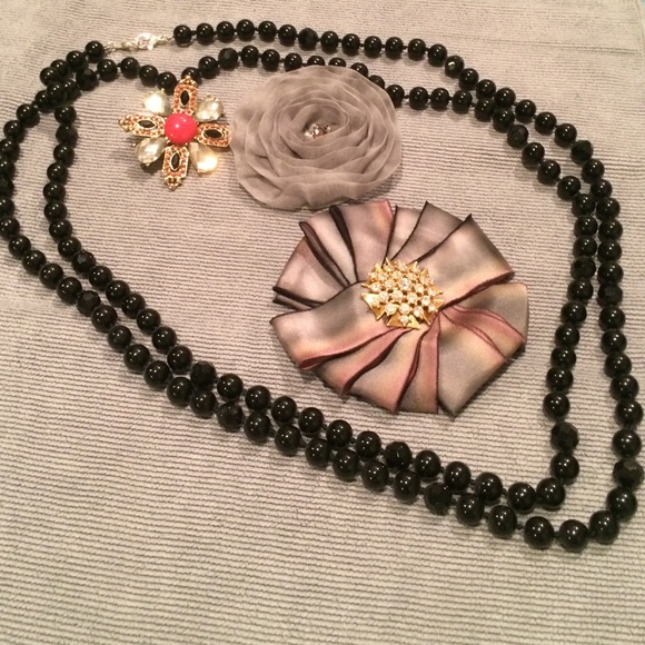 Stella & dot lot of 3 brooches and beaded necklace