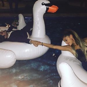 Meet your Posher, Ava