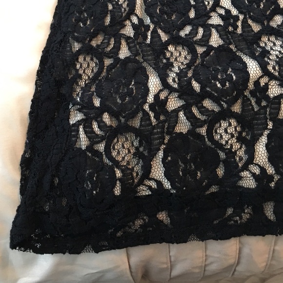 Lace dress - Picture 3 of 4