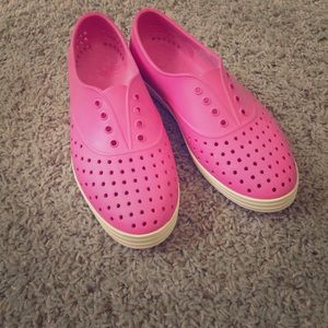 Native casual shoes, hot pink, size 7