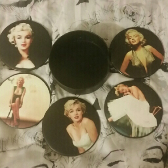 Marilyn Monroe cup placement