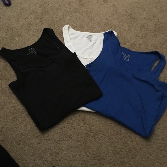 Bundle of old navy tank tops - Picture 1 of 4