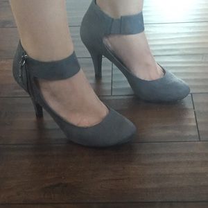 Hot kiss- grey suede heels!