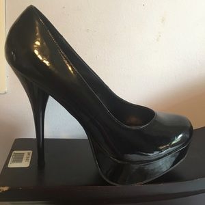 BLACK SHINY STILETTOS
