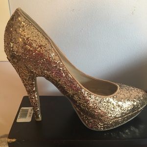 GOLD GLITTER HEELS!