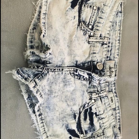 Day trip Gemini white wash shorts!