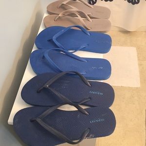 Bundle of 3 pairs of old navy flip flops