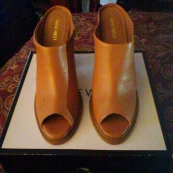 Tan mule