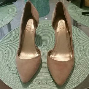Tan suede bcbg pumps