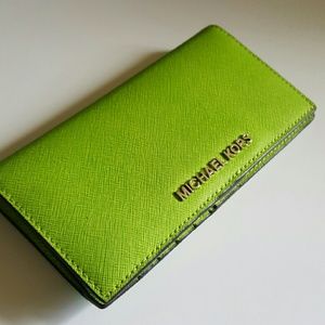 🚫SOLD ON MERC🚫 Michael Kors Slim Wallet