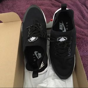 Size 8 Nike shoe woman