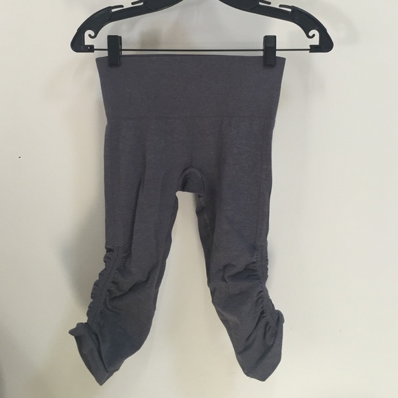 Lulu lemon in the flow crop in grey. Size 4.