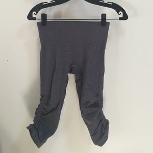 Lulu lemon in the flow crop in grey. Size 4.