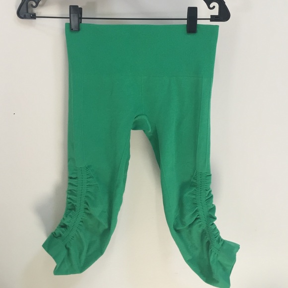 Lulu lemon in the flow crop, bright green. Size 2