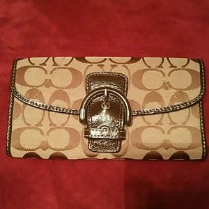 COACH signature C wallet with buckle closure