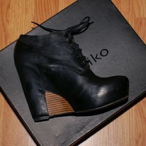 Mariko iris black platform wedges size 9