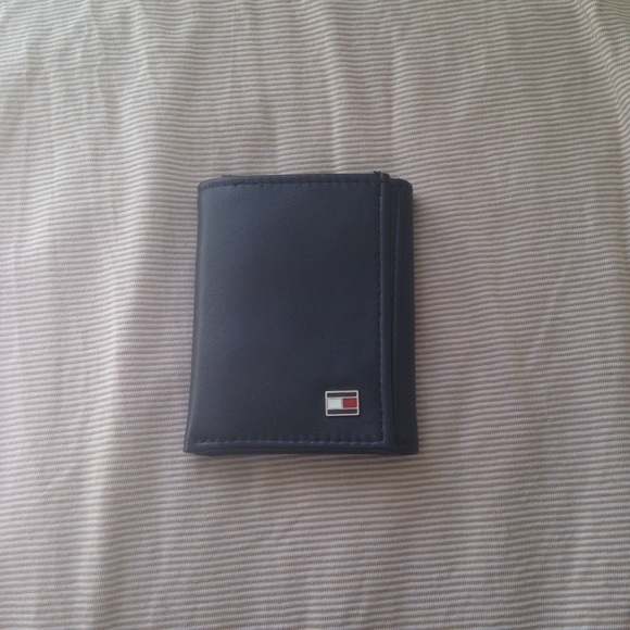 Tommy Hilfiger men's trifold leather wallet
