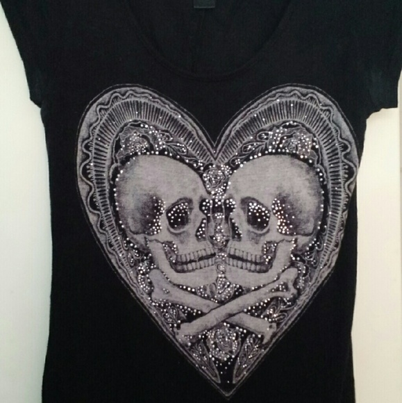 Black Wet Seal Heart and Skulls Tee - Picture 1 of 4