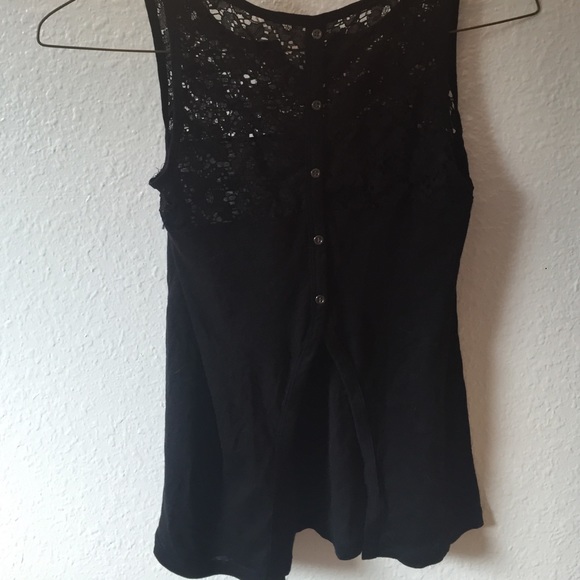 A chic black tank top - Picture 2 of 3