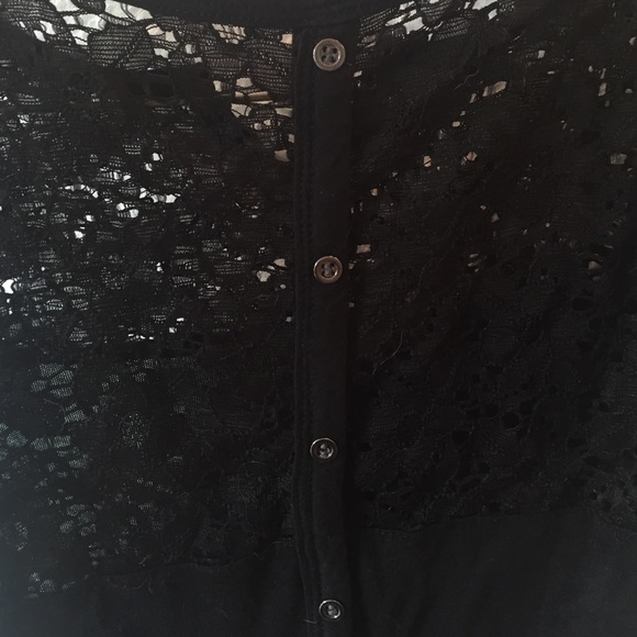 A chic black tank top - Picture 3 of 3