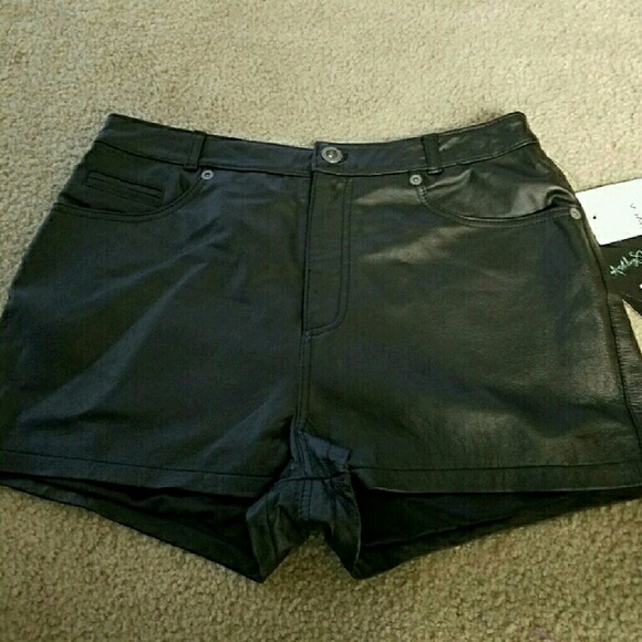 RVCA  LEATHER SHORTS - Picture 2 of 4
