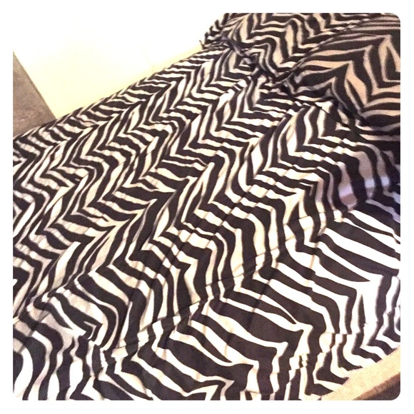 Queen sized comforter and two shams