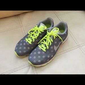 Nike dual fusion grey/green polka dot running shoe