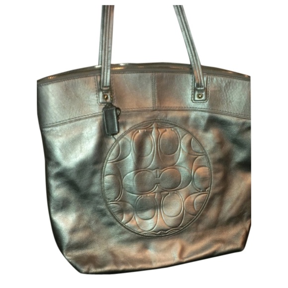 COACH
Laura Leather Circle Embossed Signature Zip