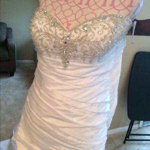 Strapless sweetheart trumpet wedding dress.