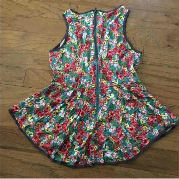 Floral top. - Picture 2 of 4