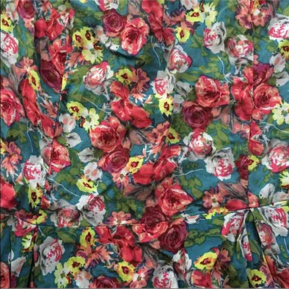 Floral top. - Picture 3 of 4