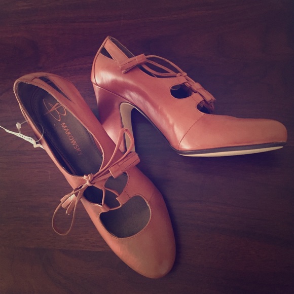 B Makowsky cognac cut out lace up stacked heels