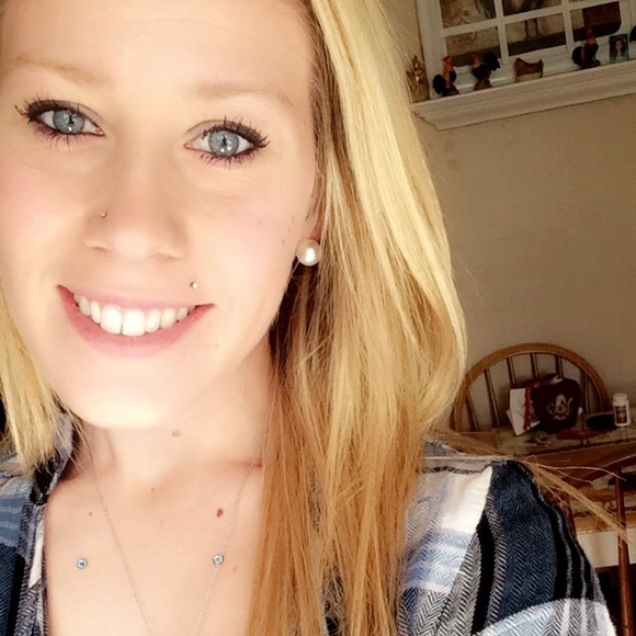 Meet your posher πππΌπ - Picture 2 of 3