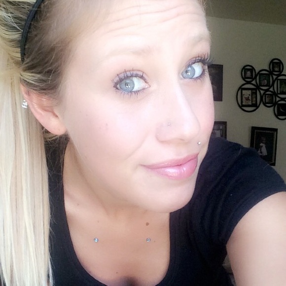 Meet your posher πππΌπ - Picture 3 of 3