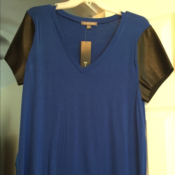 Blue T-Shirt with vegan leather sleeves