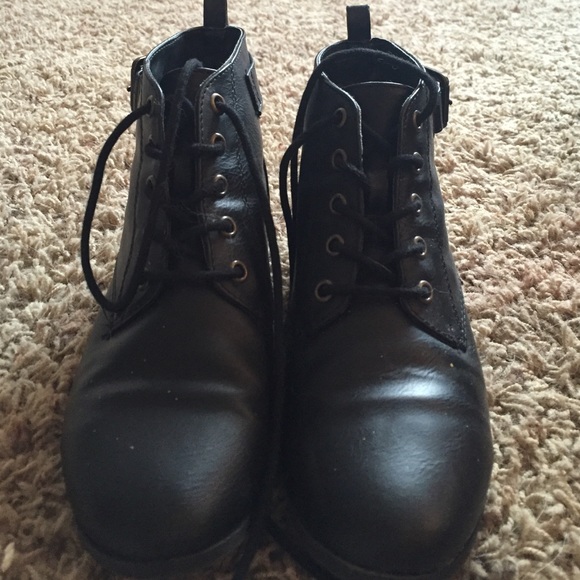 Glossy black boots - Picture 2 of 4