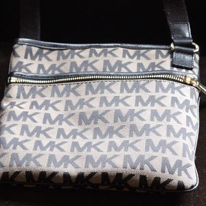 Michael Kors cross body purse. Excellent condition