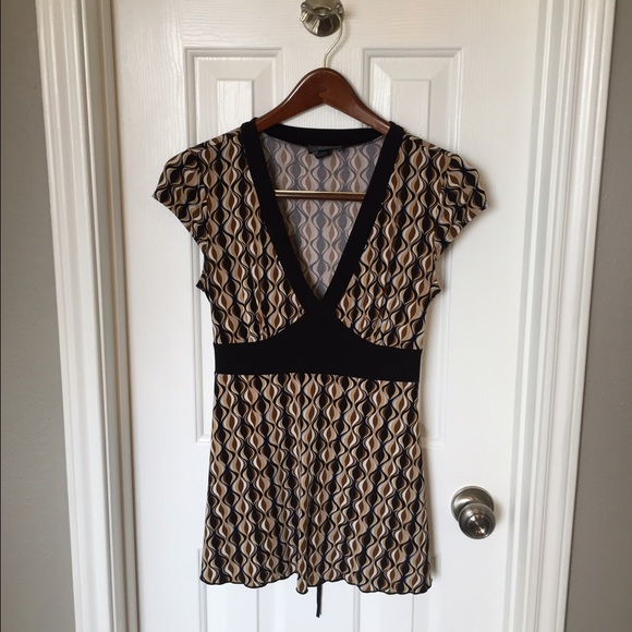 Cute patterned top, very flattering!