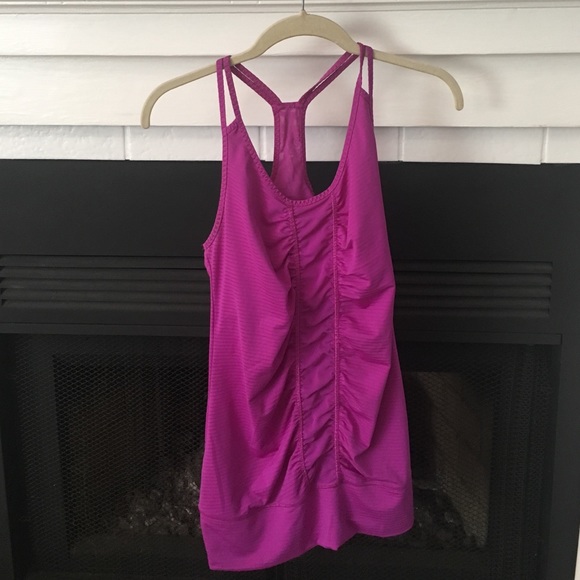 Vibrant and fun Zella workout top 💕