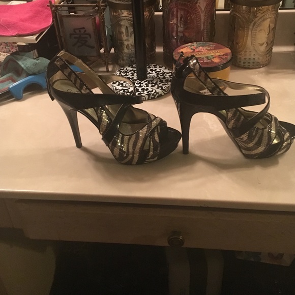 Guess heel worn once - Picture 2 of 3