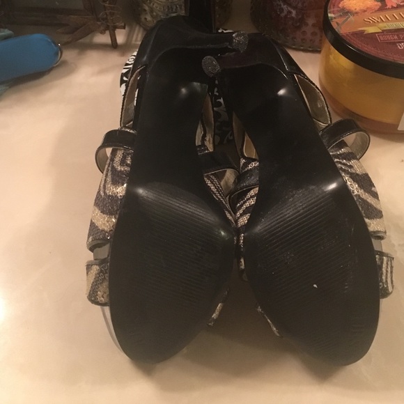 Guess heel worn once - Picture 3 of 3