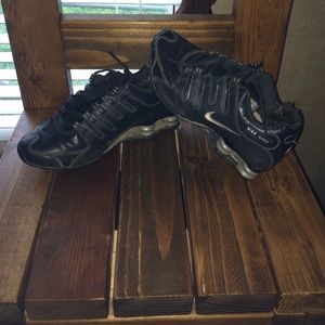 Black nike shox