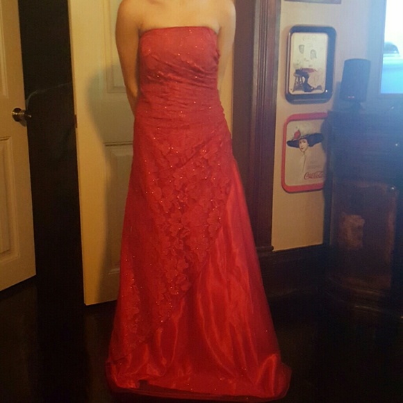 Red prom derss - Picture 1 of 3
