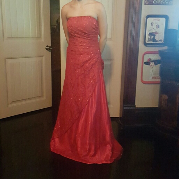 Red prom derss - Picture 2 of 3
