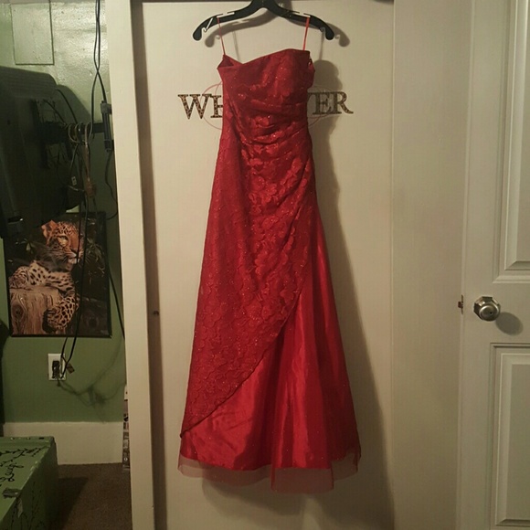 Red prom derss - Picture 3 of 3