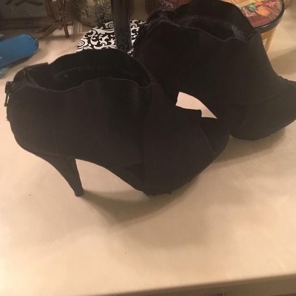 Jessica Simpson platform will with signs of wear. - Picture 2 of 4