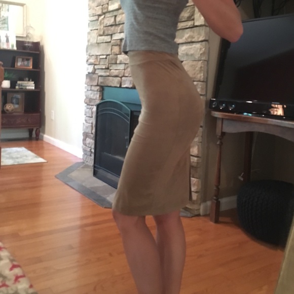 1 LEFT!✨Beige suede pencil skirt✨ - Picture 3 of 4