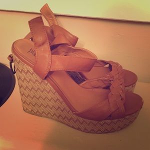 Cute wedges brown/cream color black poppy